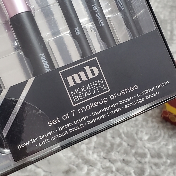 MB MODERN BEAUTY MAKEUP BRUSH SET - Picture 2 of 4